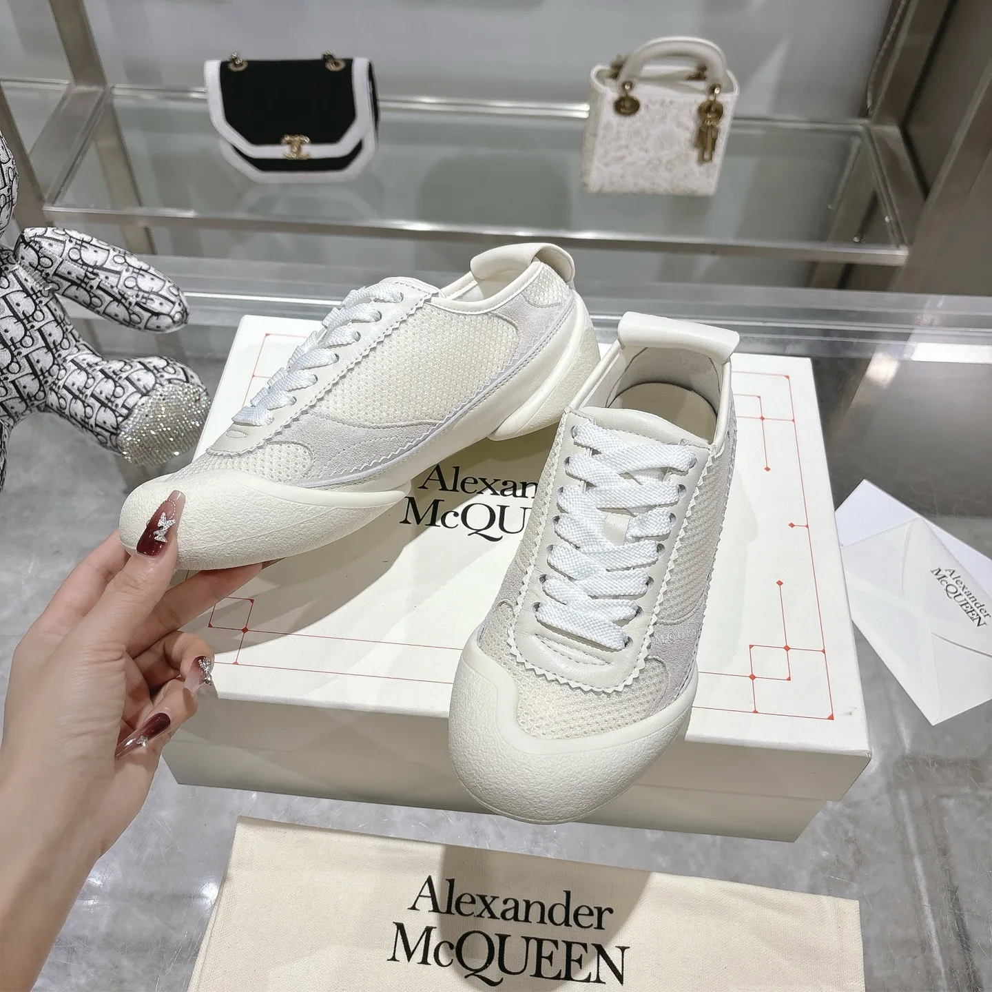 👟👟Ex-factory price 580👟👟 Men's size +10 2025 McQueen's new AIexanderMcQUEEN✅ The original quality has been certified! The original version is reproduced 1:1, and the latest products are available at the latest counters simultaneously. • McQueen logo • Round toe box • Lightweight segmented sole design, made of imported stretch breathable fabric + grained cowhide, soft inner lining and insole, comfortable for walking and not stuffy on the feet. Five colors: black and white • white • apricot • black brown • yellow Fabric: grained cowhide + stretch fabric + cow suede Insole: imported sheepskin Women’s model: 35–40 (40 for women is non-refundable) Men’s model: 40-45 (45 for men is non-refundable) Women’s model: (men’s model +10)